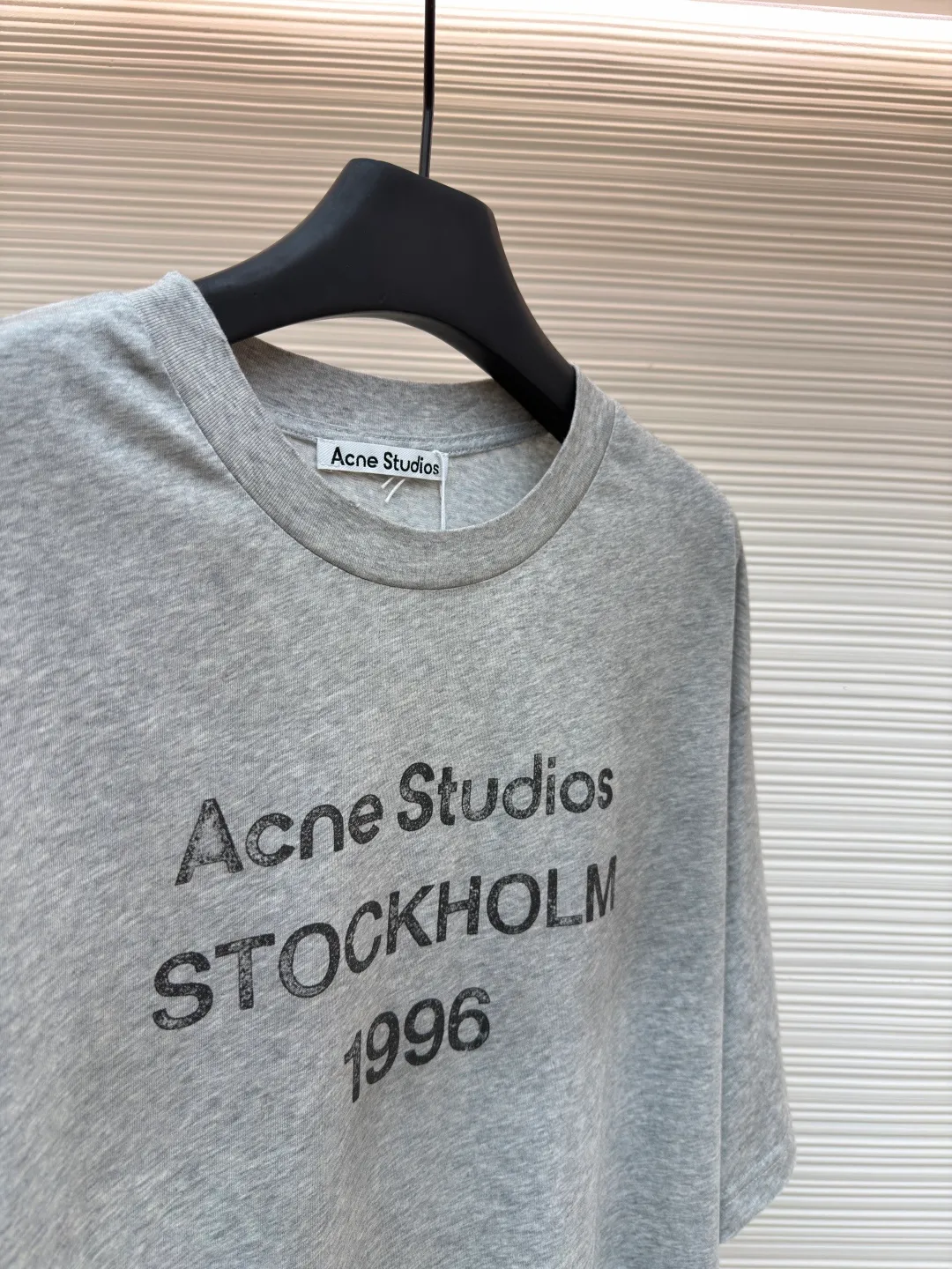 Acne Studios 1966 mud-dyed washed distressed short-sleeve ●Original version: 2800 purchased and developed ●Item number: 1682346-X95 ●Fabric: cloud velvet ski-feel cotton fabric ●Technology: glue printing ●Color: gray ●Version: fitted version ●Weight: about 215 grams ●Size: S-M-L-XL ●Description: Made of ultra-soft pure cotton fabric, garment-dyed, washed and distressed, the chest part has a dirty feel, and the lower part shows a gradient effect. The neckline is slightly frayed to better fit the overall tone. The overall line is straight and delicate, the fabric is comfortable and soft, and the color is consistent without color difference. It can be matched with the same style to create a fashionable look and control various occasions. Customized accessories, complete with three standards, the same style for men and women!
